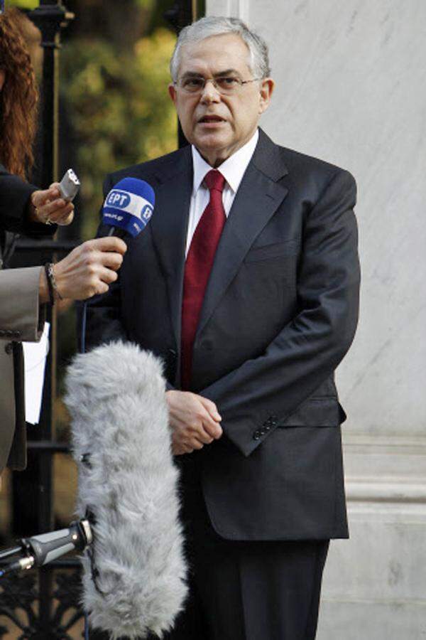 Zusammen mit der sozialistischen Regierung bereitete Papademos die Aufnahme Griechenlands in die europäische Währungsunion 2001 vor. Auch für die Einführung des Euro als Zahlungsmittel im Jahr 2002 war er mitverantwortlich. Dafür erntete er im eigenen Land großen Respekt.