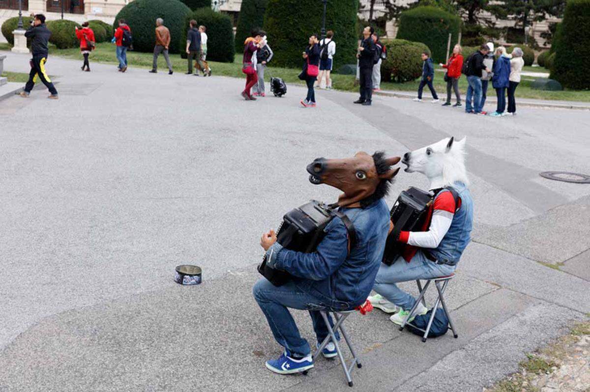 Heldenplatz. Klischeehaft - oder das "das andere Wien"? Befragt über den Status quo der Fotografie, auch die Allgegenwart des Fotografierens mit Smartphones, gibt sich Martin Parr gelassen bis aufgeschlossen: „Ich habe überhaupt keine Problem damit. Nur ist es leider so, dass die große Mehrheit der Bilder, die so entstehen und geteilt werden, nicht im geringsten interessant sind. Andererseits brauchen wir die schlechten Fotos, um gute Bilder verstehen und wertschätzen zu können.“