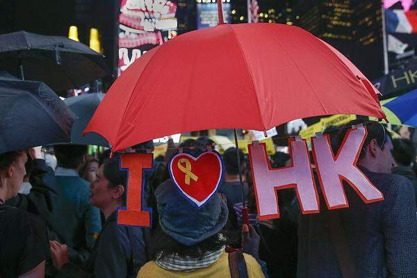 Oder hier am New Yorker Times Square, wo es ebenfalls einen Unterstützungsmarsch für die Hongkonger Demokratie-Aktivisten gab.