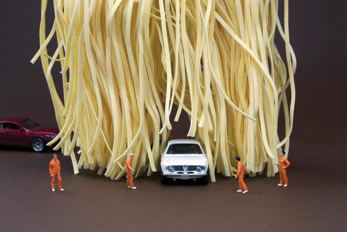 Die Lebensmittel sind zehnmal größer als die Figuren, die in ihnen arbeiten. Ein lauter Hinweis auf die Überflussgesellschaft, die auf saisonales Pflanzenwachstum längst vergessen hat. Im Bild: Linguine Car Wash. The deluxe carbonara option was canceled after too many customers lost mirrors and antennas.