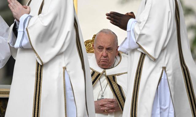 Soll Papst Franziskus mehr als Bischof von Rom agieren?