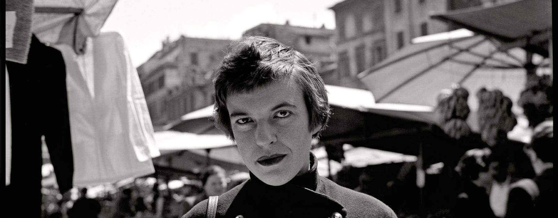 Ingeborg Bachmann 1954, Campo de’ Fiori, Rom: Der Fotograf Herbert List lernte sie durch einen gemeinsamen Freund kennen, den Komponisten Hans Werner Henze.