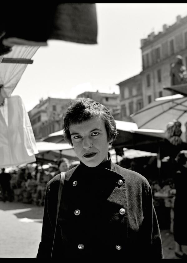 Ingeborg Bachmann 1954, Campo de’ Fiori, Rom: Der Fotograf Herbert List lernte sie durch einen gemeinsamen Freund kennen, den Komponisten Hans Werner Henze.