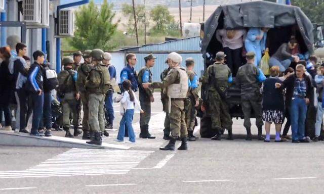 Zivilisten verlassen Berg-Karabach. 