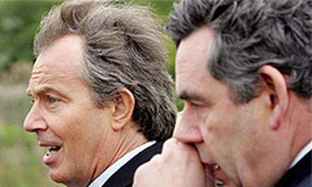''Politiker sind wurzellose Phantome, fliegende Holländer'', sagt Bestseller-Autor Harris. Tony Blair (li.) und sein Nachfolger Gordon Brown. 