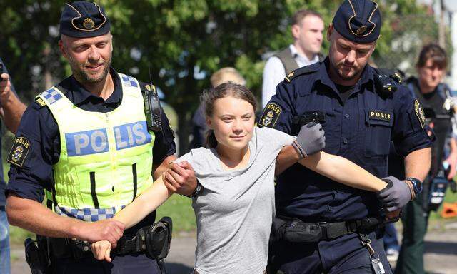 Greta Thunberg bei ihrer zweiten Festnahme in Malmö Ende Juli wegen einer Protestaktion.