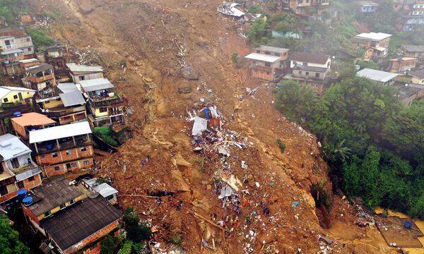 Bei einer Unwetterkatastrophe im Bergland von Rio de Janeiro im Jahr 2011 waren mehr als 900 Menschen ums Leben gekommen. Sie galt als die schlimmste in der Geschichte Brasiliens. Davon war unter anderem auch Petrópolis mit seinen rund 300.000 Einwohnern besonders betroffen. 