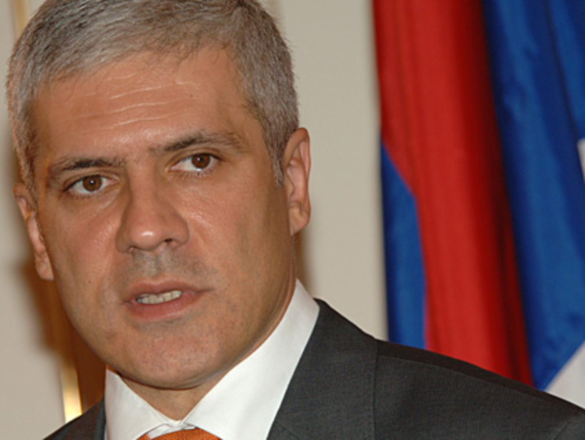 Mit "tiefer Trauer" reagierte der serbische Staatschef Boris Tadic auf den Tod des russischen Patriarchen Aleksij II.: "Wir schätzen und erinnern uns an die ehrliche Unterstützung, welche er immer unserem Volk und den gerechten Interessen und Bestrebungen Serbiens geleistet hat".