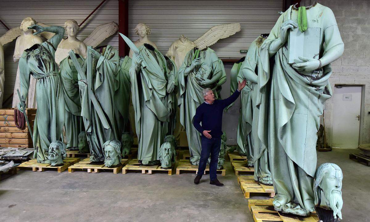 Die Statuen wurden bereits in der Woche vor dem Brand nach Bordeaux gebracht, wo sie aktuell auf ihre Renovierung warten.