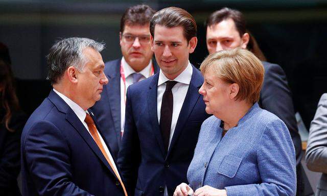 Ungarns Premier Orbán, Kanzler Kurz und Deutschlands Kanzlerin Merkel im Gespräch