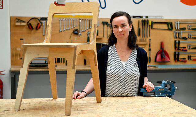 Projektmanagerin Joanna Kowolik will selbst einen Sessel für ihre Tochter fräsen.