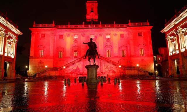  Das Rathaus in Rom leuchtet in roten Farben, um an all jene Frauen zu erinnern, die von Männern ermordet wurden. 