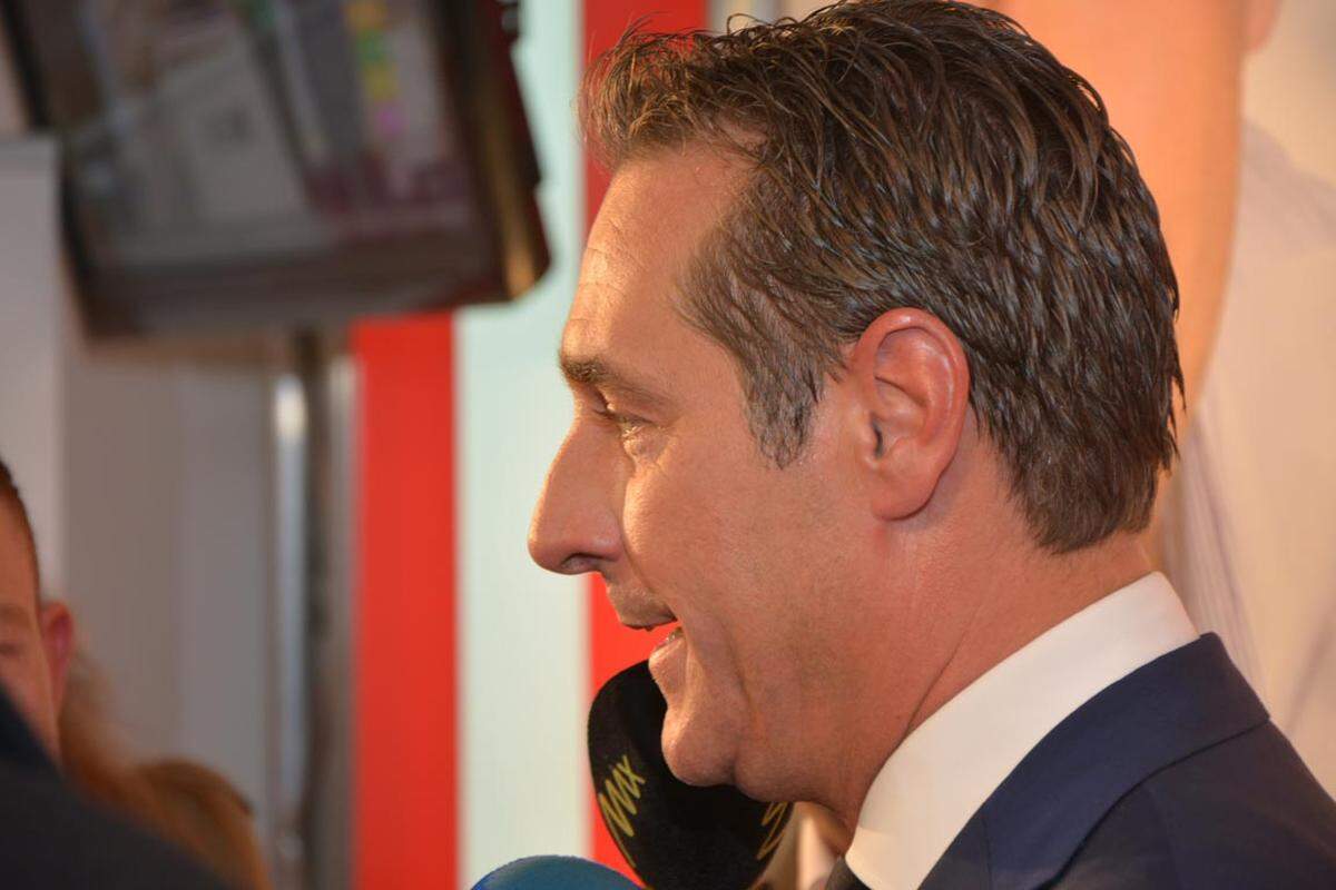 Strache gibt die ersten Interviews. Er freut sich über den "unglaublich großen Schritt vorwärts". Dass die Freiheitlichen nicht die ÖVP überholt haben, stört ihn nicht. Während sich die Koalitionsparteien in einer "Abwärtsspirale" bewegen würden, befinde sich die FPÖ in einer "Aufwärtsspirale", meint Strache.