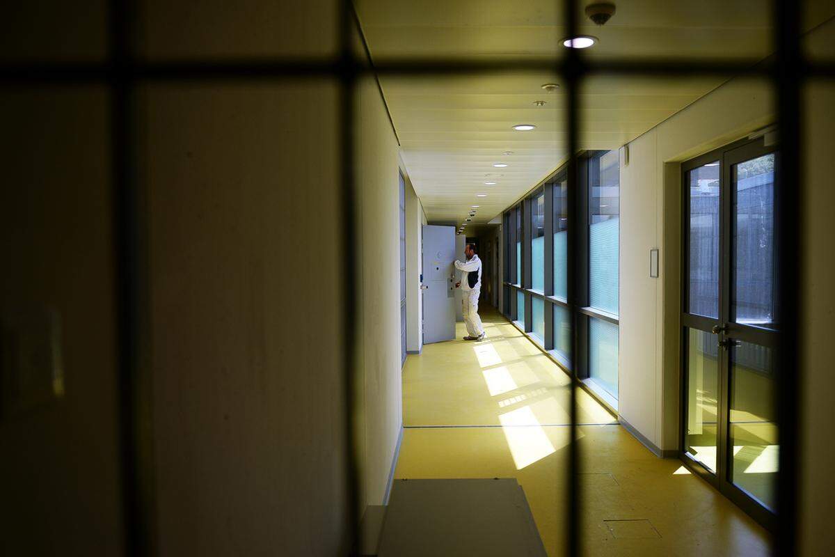 Die Türe des Haftraumes weist eine "Hotelsperre" auf, der Häftling kann diese von innen schließen. Allerdings kann die Türe von außen geschlossen werden, falls dies erforderlich ist.