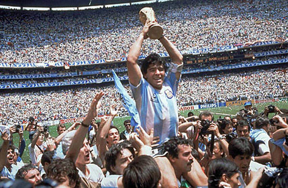 In der Nationalmannschaft erreichte Diego Maradona 1986 seinen Zenit. Nach einer durchwachsenen WM 1982 führte der damals 25-Jährige sein Team zum zweiten WM-Titel.