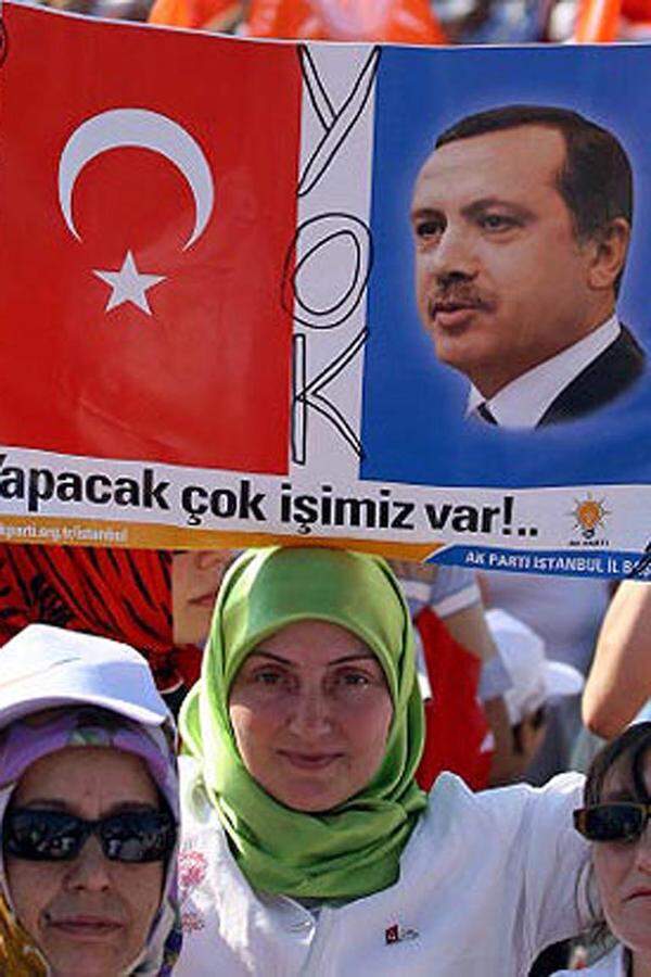 Seine Kritiker werfen Erdogan vor, den Druck auf unbotsmäßige Medien zu verstärken. Immer mehr Journalisten wanderten zuletzt ins Gefängnis. In Rankings zur Meinungsfreiheit stürzte die Türkei zuletzt ab. Die säkuläre Elite des Landes warnt außerdem davor, Erdogan treibe eine Islamisierung des Landes voran.