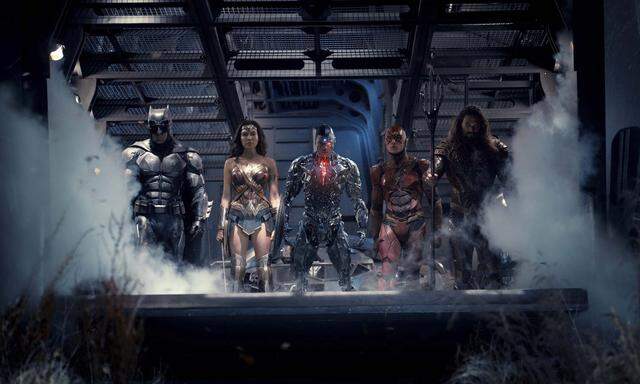 Die „Justice League“ stellt sich auf: Batman, Wonder Woman, Cyborg, The Flash und Aquaman.  