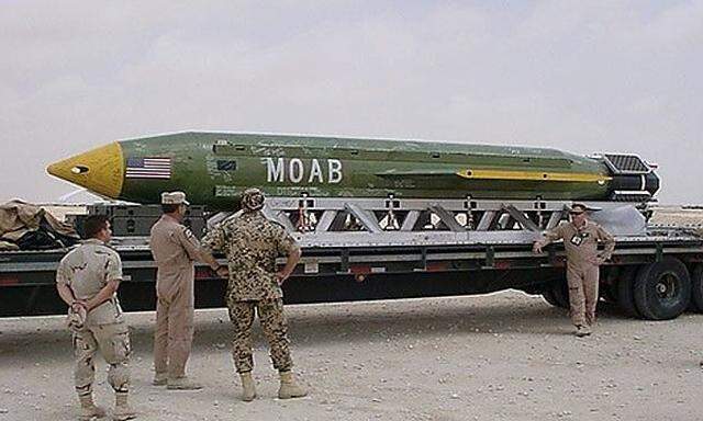 Ein Exemplar der "Massive Ordinance Air Blast"-Bombe