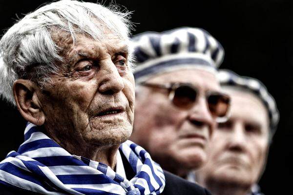 Dragan Tatic siegte darüber hinaus auch in der Kategorie Chronik mit einem Foto, das polnische Überlebende bei einer Trauerfeier im ehemaligen Konzentrationslager Mauthausen zeigt. 