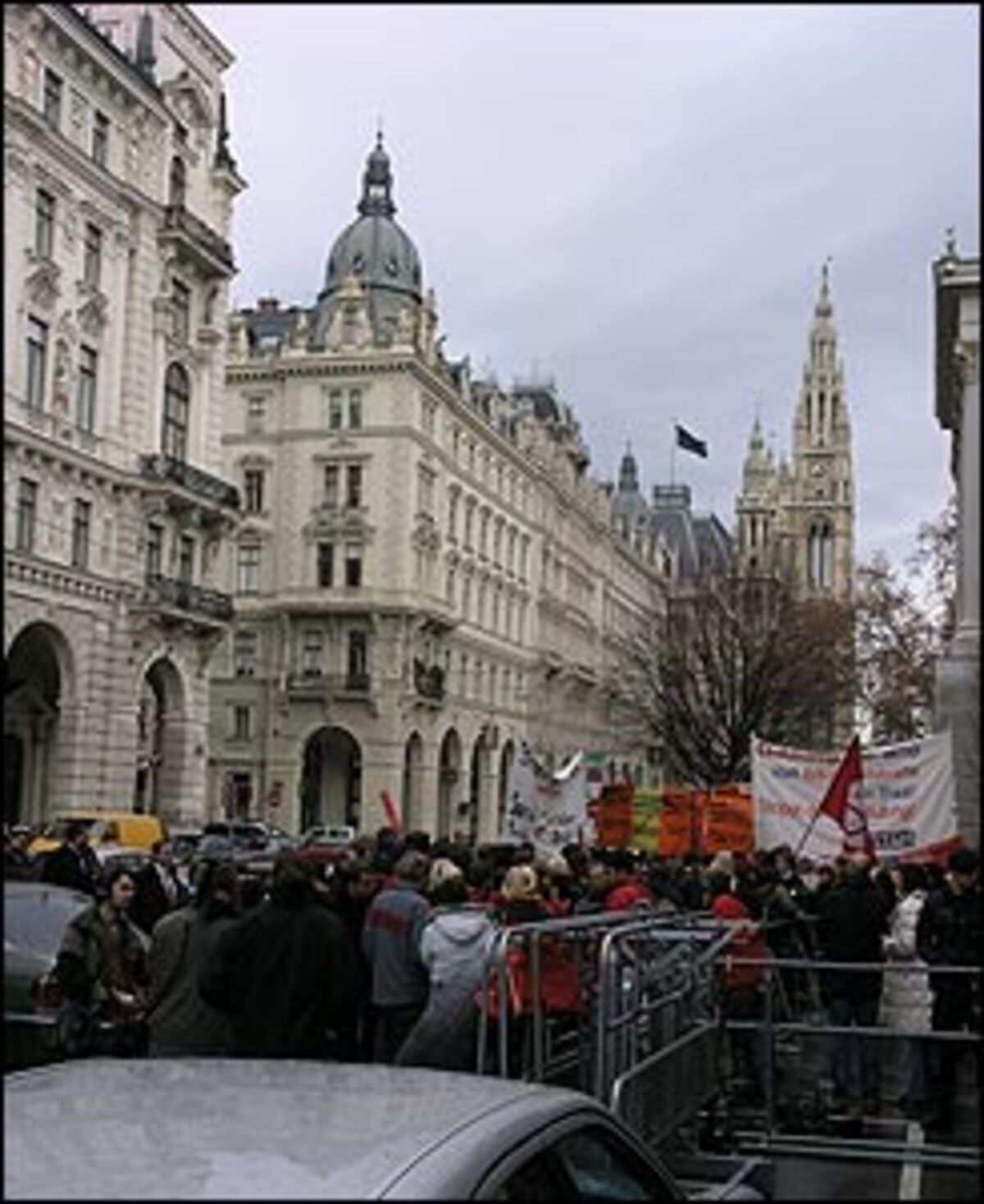 Am Dienstagmorgen versammelten sich die Sozialistischen Jugendorganisationen hinter dem Parlament um wieder lautstark ihren Unmut kund zu tun. "Wir sind gegen eine Koalition mit der ÖVP", erklärte Torsten Engelage, Vorsitzender der Sozialistischen Jugend, und forderte einen Sonderparteitag.