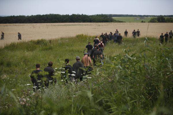 Angehörige der Opfer kritisierten, wie mit den Leichen verfahren wird. Bilder von Leichensäcken und persönlichen Habseligkeiten der Verstorbenen ließen Kritik laut werden. Die ukrainische Armee liefert sich heftige Kämpfe mit den Seperatisten in der Region.