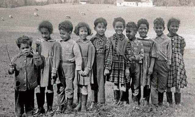 Schwarze Kinder in Salzburg, um 1960. Die Pflegeeltern, ein Amerikaner und eine Österreicherin, wanderten mit ihnen in die USA aus.