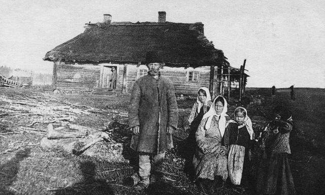 Das flache Land in Russland war immer schon bettelarm – der Krieg machte die Bauern noch ärmer und damit auch rebellischer. (Deutsche Feldpostkarte, 1917)