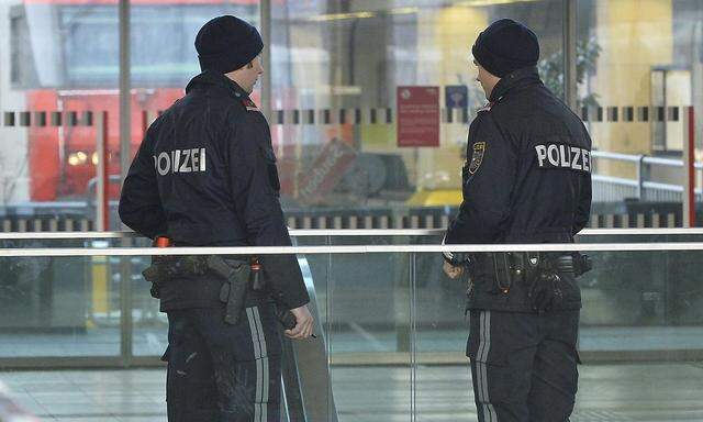 Polizisten am Westbahnhof.