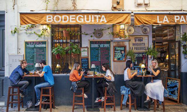 Eine Tapas-Bar in Sevilla. 