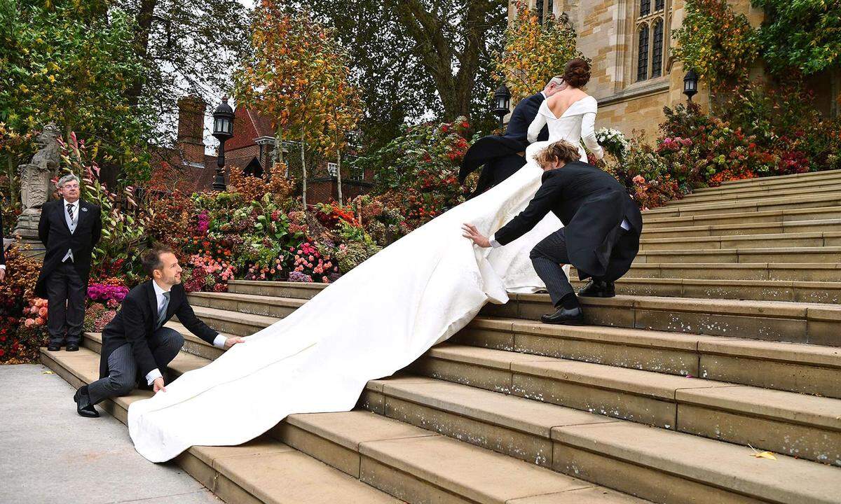 Ohne Schleier, dafür mit einer langen Schleppe schritt die Braut in einem rückenfreien Kleid mit langen Ärmeln dem Altar entgegen.