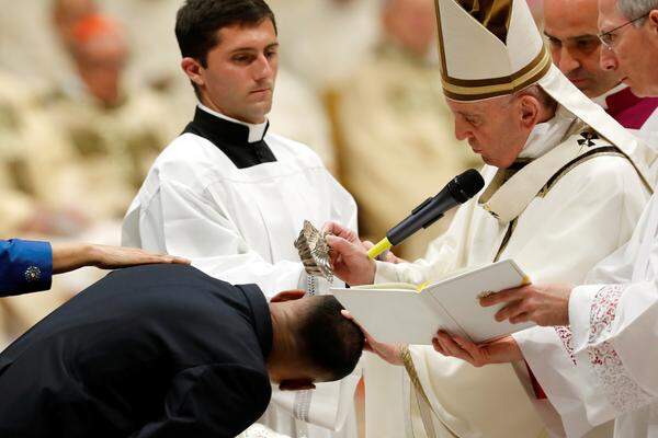 Der Papst taufte ist er Osternacht acht Erwachsene aus fünf verschiedenen Ländern.