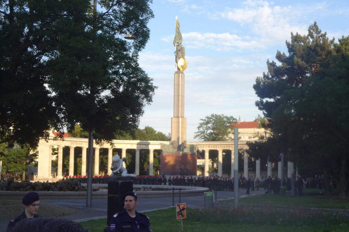 Starke Sicherheitsvorkehrungen am Schwarzenbergplatz, wo beim Ehrenmal der Roten Armee eine Kranzniederlegung durch Putin und Innenministerin Johanna Mikl-Leitner als Regierungsvertreterin stattfand.