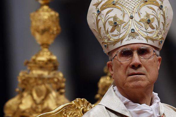 Der vatikanische Staatssekretär, Kardinal Tarcisio Bertone, ist der Ansicht, dass Benedikt XVI. der Weltkirche ein großes Erbe hinterlassen wird. "Die Intelligenz, die Dialogfähigkeit und sein Vertrauen, die er auch in schwierigen Zeiten bewiesen hat, bezeugen, dass er eine außerordentliche Persönlichkeit ist", betonte BertoneBertone erklärte, er habe den Papst am Montagnachmittag nach der Rücktrittsankündigung getroffen. "Er ist mir sehr ruhig erschienen", berichtete Bertone.