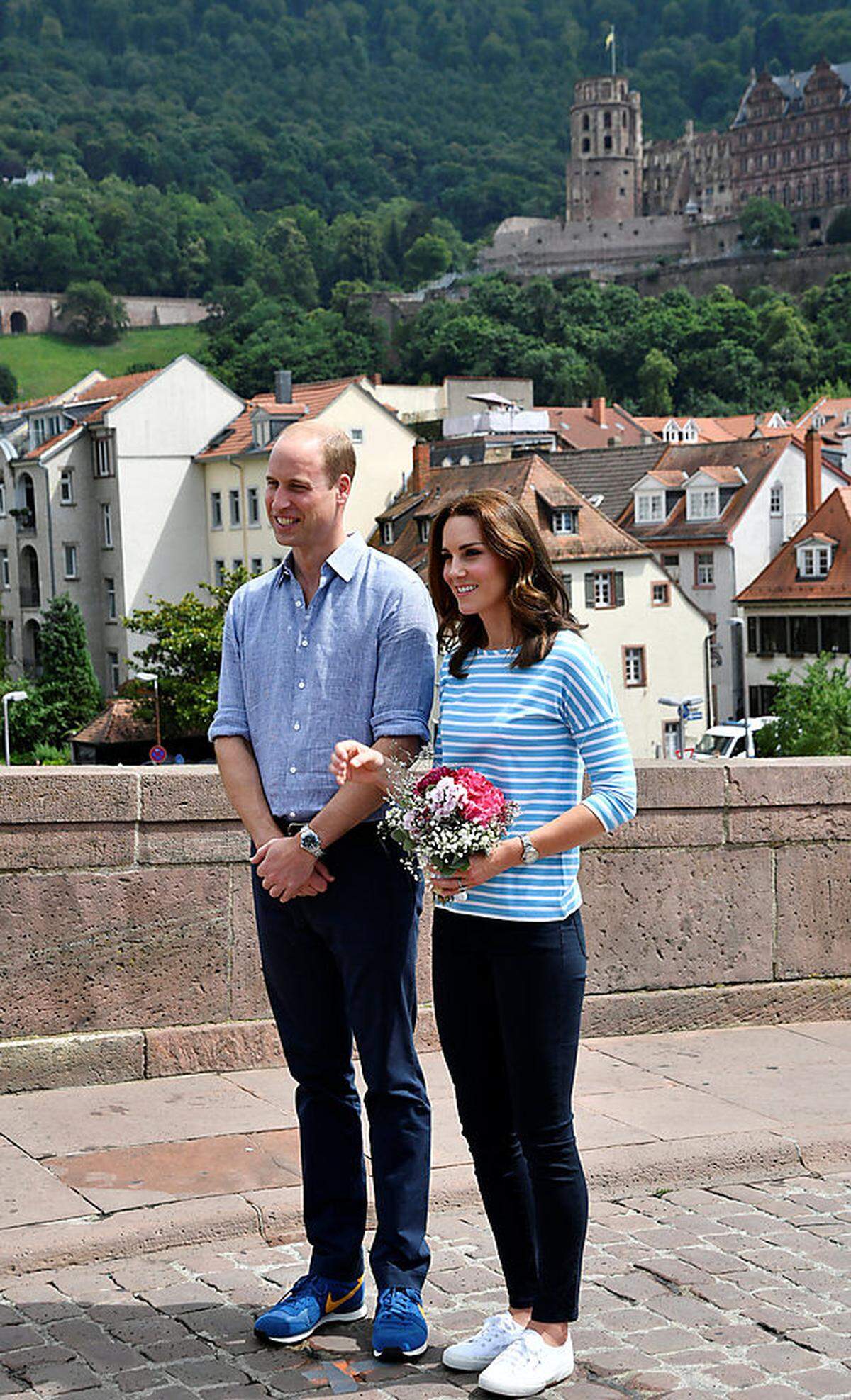 Am Wohlsten fühlt sich Herzogin Catherine immer noch in Sportklamotten (oder den Klamotten, die sie trägt, um öffentlich Dinge mit Sport zu bewerben). Bei ihrem Heidelberg-Besuch wechselte sie für einen Ruderbewerb in ein Hugo-Boss-Streifenshirt, Skinny Jeans und Sneaker von Superga.