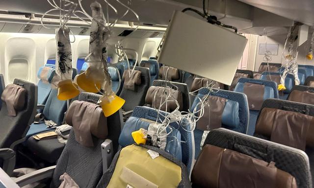 Einige Passagiere durchbrachen die Decke des Flugzeuges.