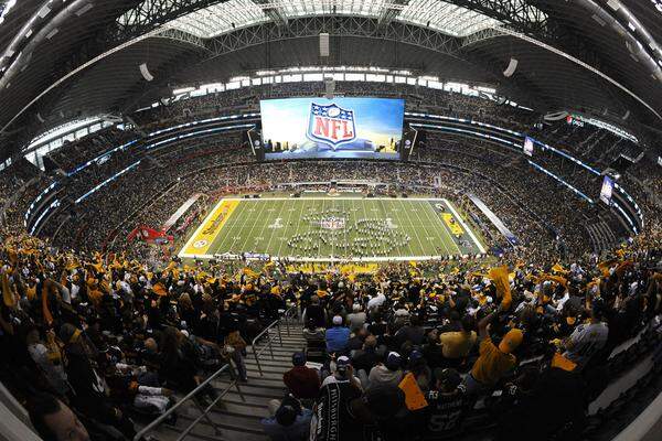 Auch die NFL leistete sich eine Panne: 400 Fans durften trotz gültiger Tickets nicht ins Stadion, weil es zu wenige Plätze gab.