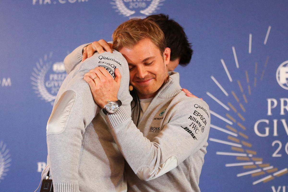 2. Dezember 2016, Wien, Österreich: Im Rahmenprogramm der FIA-Tagung in Wien erklärte Rosberg seinen Rücktritt. "Ich folge meinem Herzen. Es fühlt sich einfach richtig an", sagte der Deutsche und hielt inne. "Es ist sehr einfach, weil ich erreicht habe, was ich erreichen wollte. Es ist eine große Last von mir abgefallen." Zum Abschied gab es eine Umarmung für Mercedes-Motorsportchef Toto Wolff.