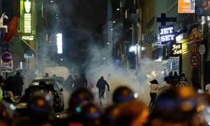 Französische Polizisten verwenden Tränengas nach Protesten aufgrund des Todes des 17-jährigen Nahel bei einer Verkehrskontrolle.