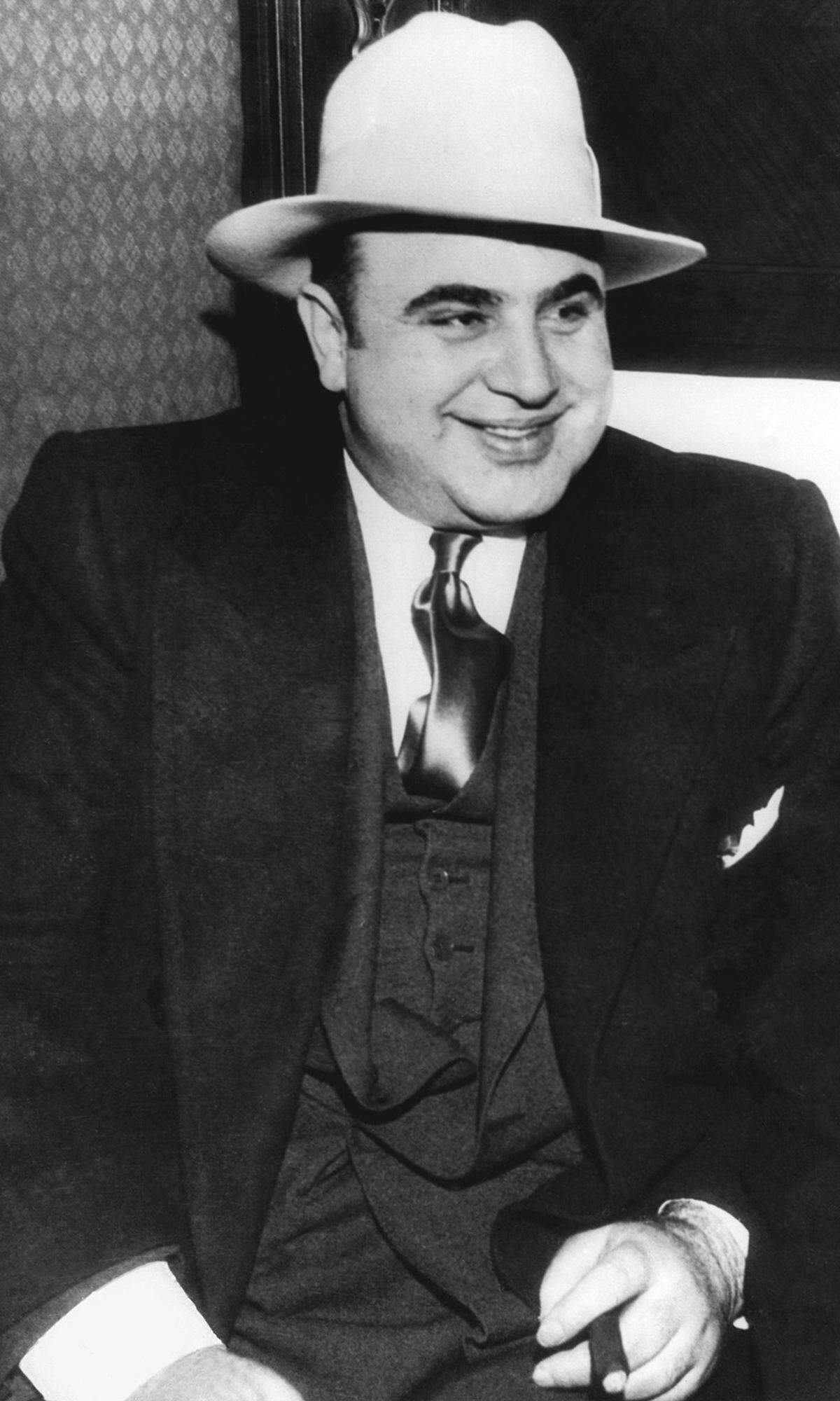 Alphonse „Al“ Capone wird am 17. Jänner 1899 als Sohn einer neapolitanischen Einwandererfamilie im New Yorker Stadtteil Brooklyn geboren. Mit 14 fliegt er von der Schule, nachdem er eine Lehrerin geschlagen hat. Auf ein paar Gelegenheitsjobs folgt der Beginn seiner (zunächst klein-) kriminellen Karriere in New Yorker Jugendbanden.