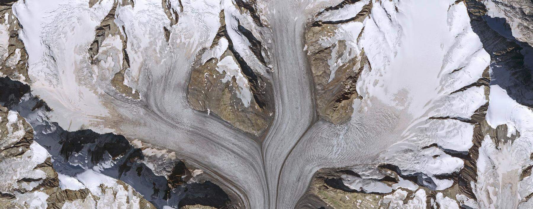 Ein Merkmal von schrumpfenden Gletschern sind die besonders gut sichtbaren Rand- und Mittelmoränen.