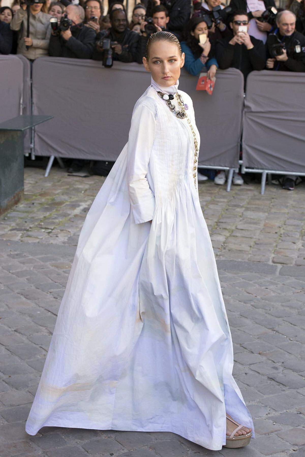 Schauspielerin Leelee Sobieski legte vor den Fotografen einen schwungvollen Auftritt hin.