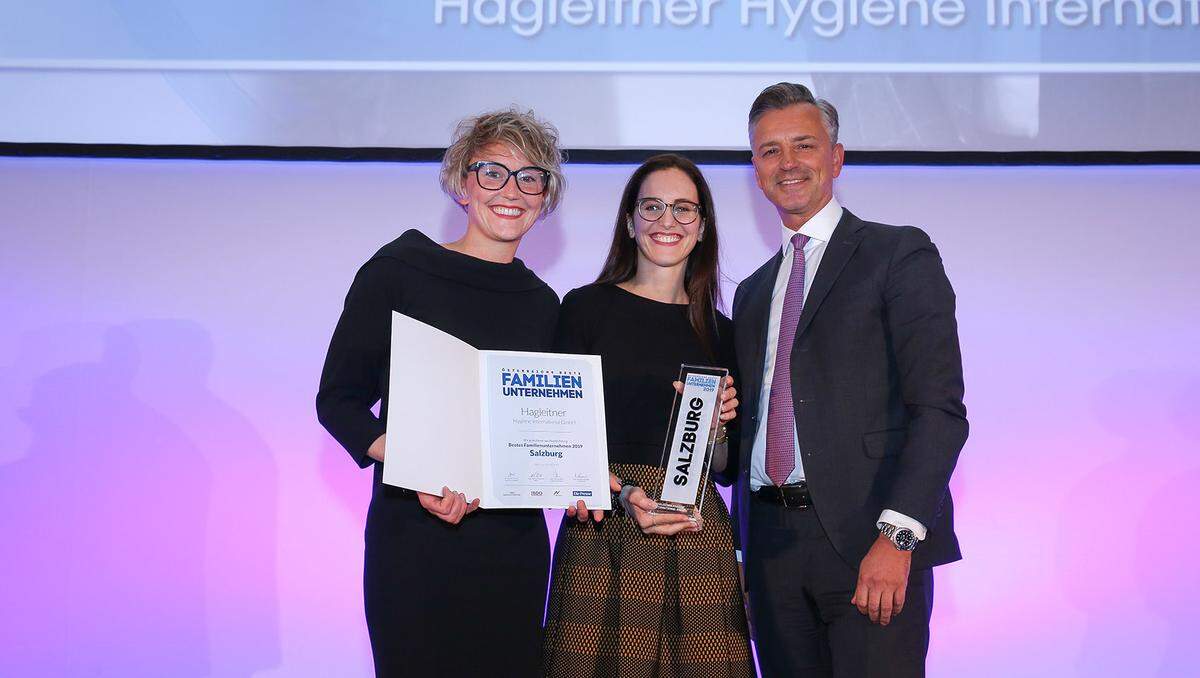 Die Hagleitner Hygiene International GmbH wurde als Salzburgs bestes Familienunternehmen ausgezeichnet (v. l.): Katharina und Stefanie Hagleitner mit Bankhaus Spängler-Vorstandssprecher Werner G. Zenz.