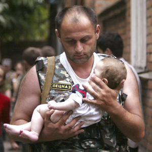 Russland im Visier des Terrors. Nach dem Überfall in Beslan 2004 werden Kinder in Sicherheit gebracht.