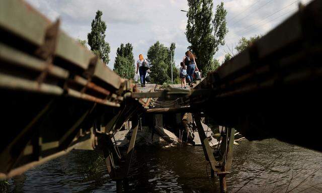 Eine durch einen Militärschlag zerstörte Brücke außerhalb von Charkiw, Ukraine. Täglich greift die russische Armee die Großstadt im Nordosten des Landes an.  
