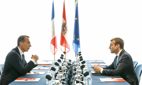 Treffen in Salzburg. Der österreichische Bundeskanzler Christian Kern und Frankreichs Präsident Emmanuel Macron bei einer Unterredung im Kongresshaus. 