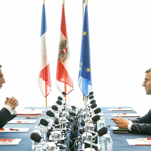 Treffen in Salzburg. Der österreichische Bundeskanzler Christian Kern und Frankreichs Präsident Emmanuel Macron bei einer Unterredung im Kongresshaus. 