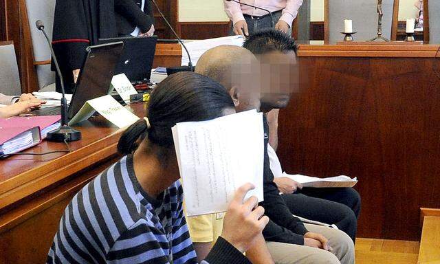 Archivbild: Drei der ANgeklagten zu Beginn des Schlepper-Prozesses am 17. März 2014