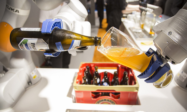 Kuka-Roboter beim Biereinschenken: Chinesen übernehmen die Kontrolle.