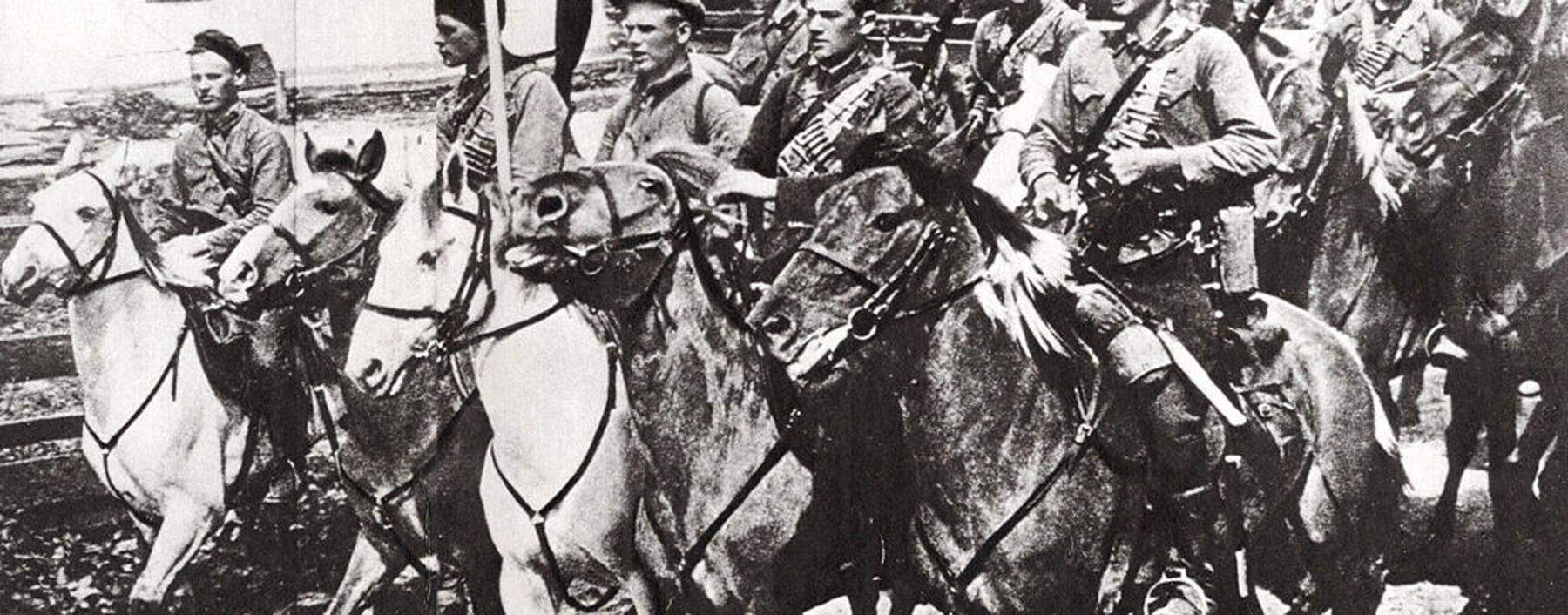 Bizarre Kampfhandlungen: sowjetische Kavallerie, ausgestattet mit Lanzen, Säbeln und Beiwagen mit Maschinengewehren.