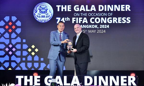 Auftakt für den Fifa-Kongress in Bangkok: Thailands Ministerpräsident Srettha Thavisin (l.) und Fifa-Boss Gianni Infantino. 
